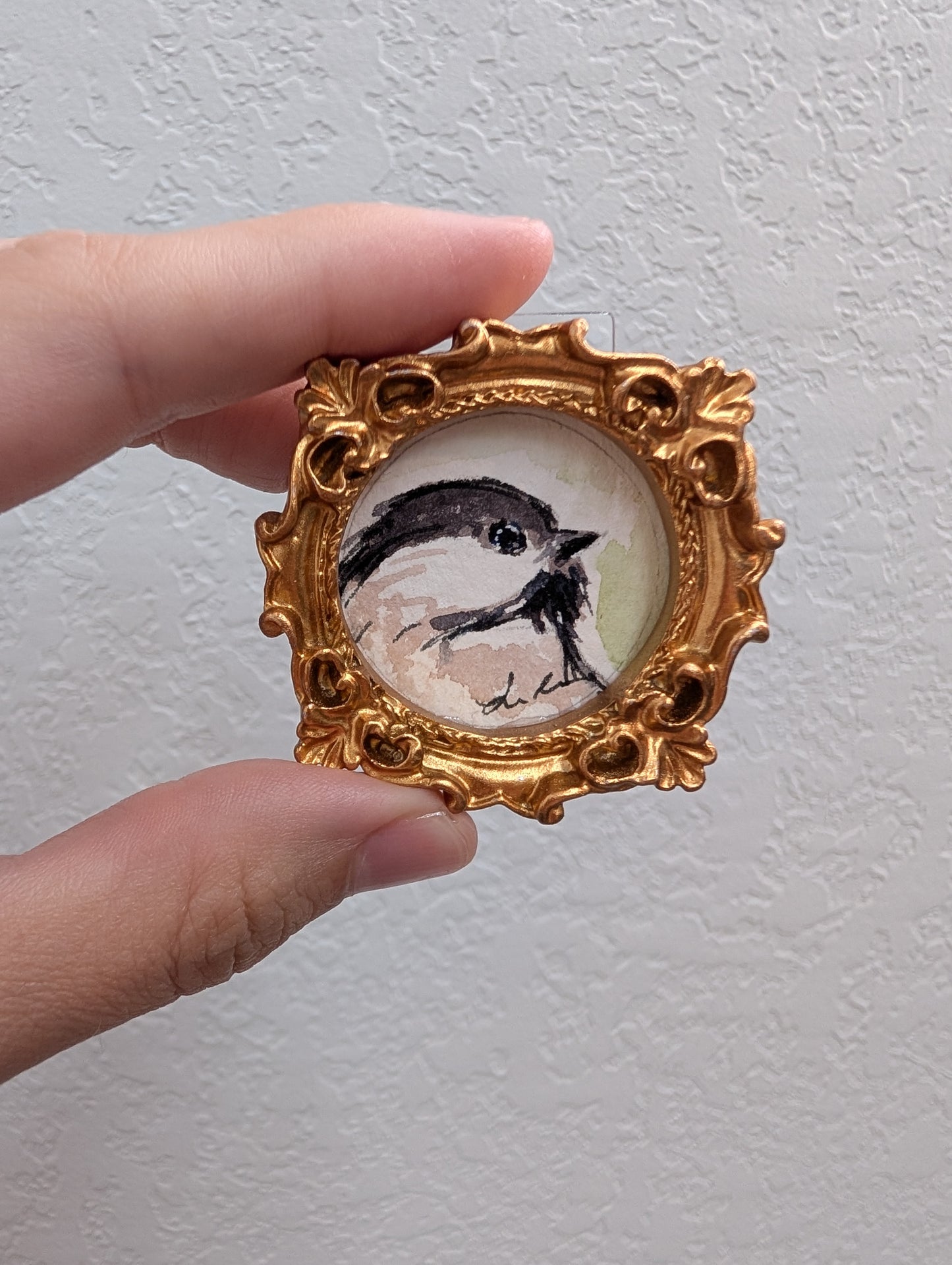 a picture of a bird in a gold frame