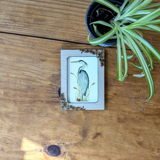 a picture of a bird on a wooden table